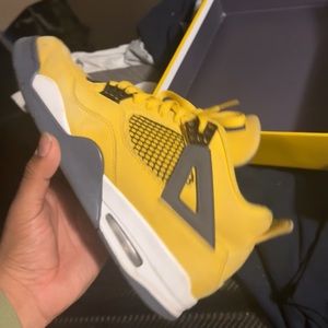 Jordan 4 Lightning